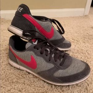 Women’s Nike tennis shoes